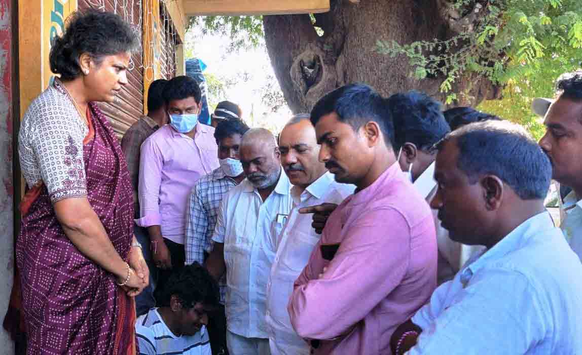 MLA Gandra | విలేకరి కుటుంబాన్ని పరామర్శించిన ఎమ్మెల్యే గండ్ర దంపతులు..