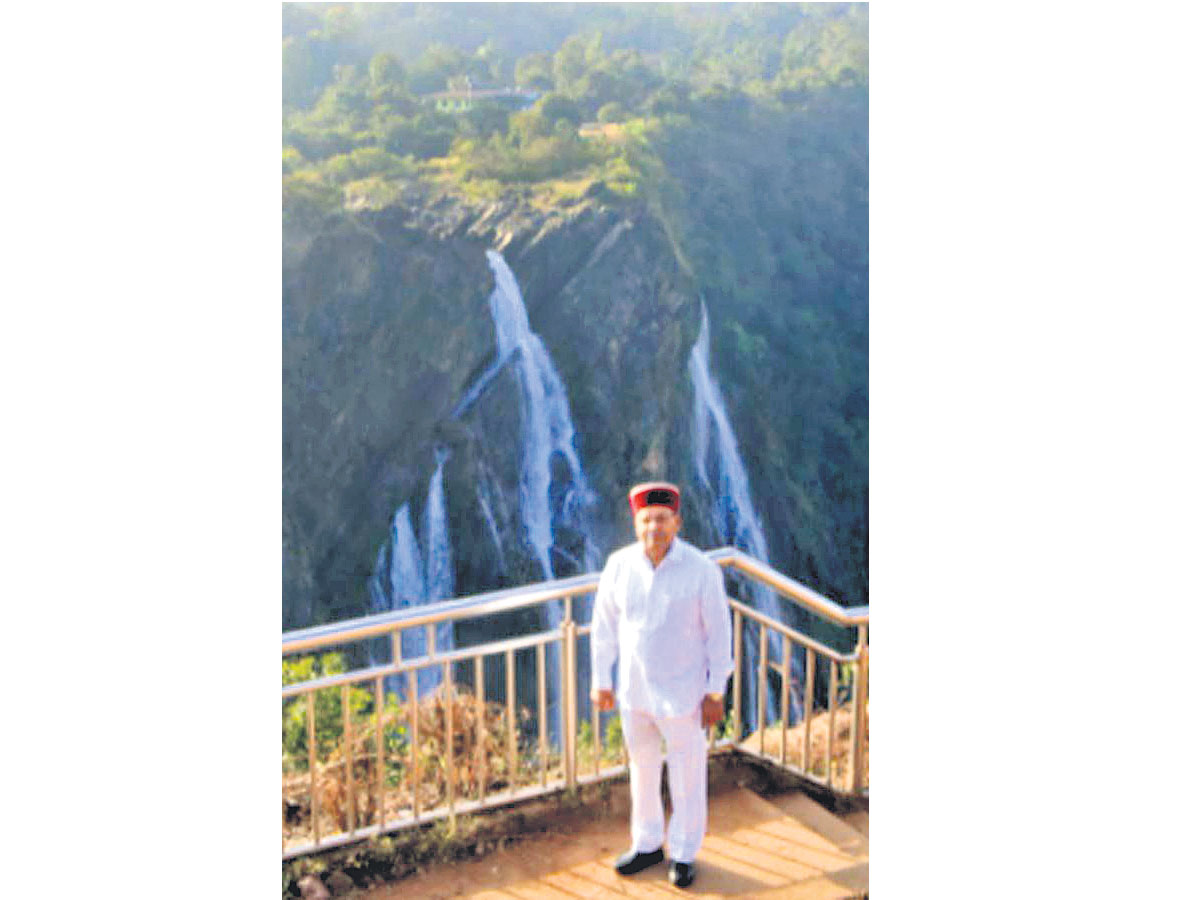 గవర్నర్‌ కోసం గేట్లు ఎత్తేశారు!