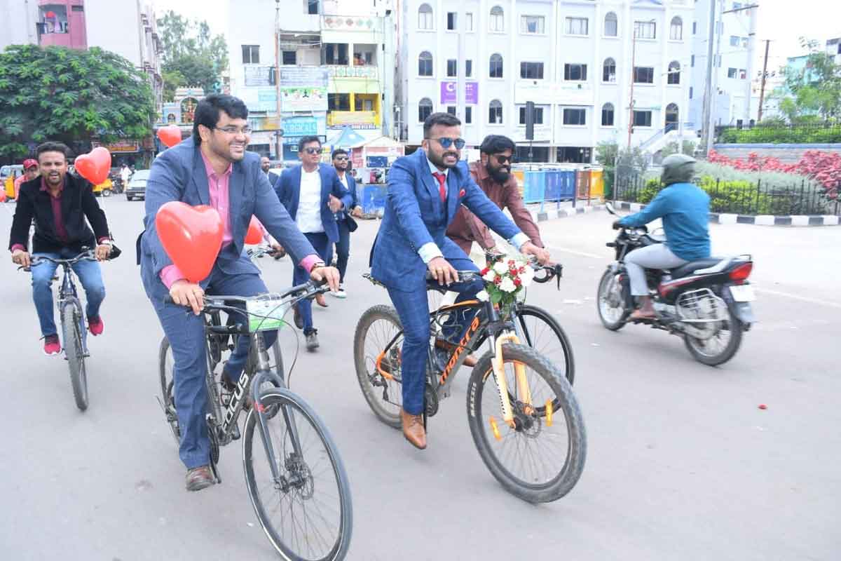 సైకిల్ పెళ్లికొడుకు.. పెళ్లిమండ‌పానికి సైకిల్ తొక్కుతూ వ‌చ్చాడు.. కార‌ణం ఏంటో తెలుసా?