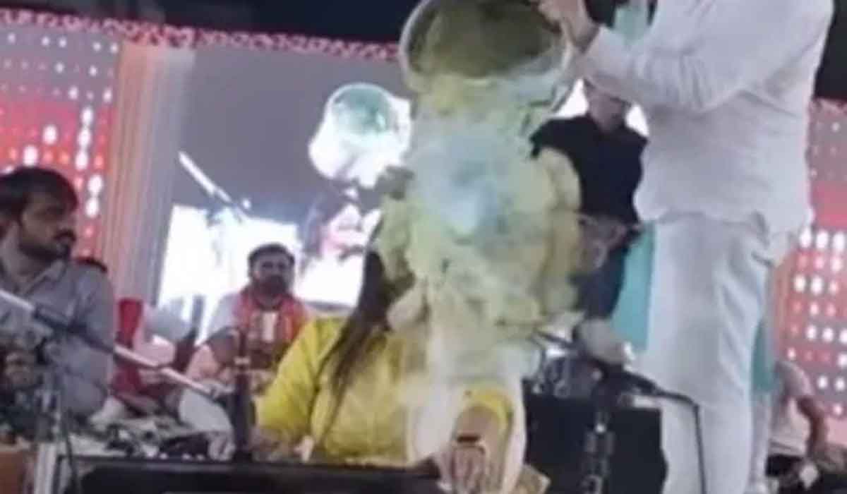 గుజ‌రాతీ సింగ‌ర్‌పై బ‌కెట్ల‌తో క‌రెన్సీ వ‌ర్షం..