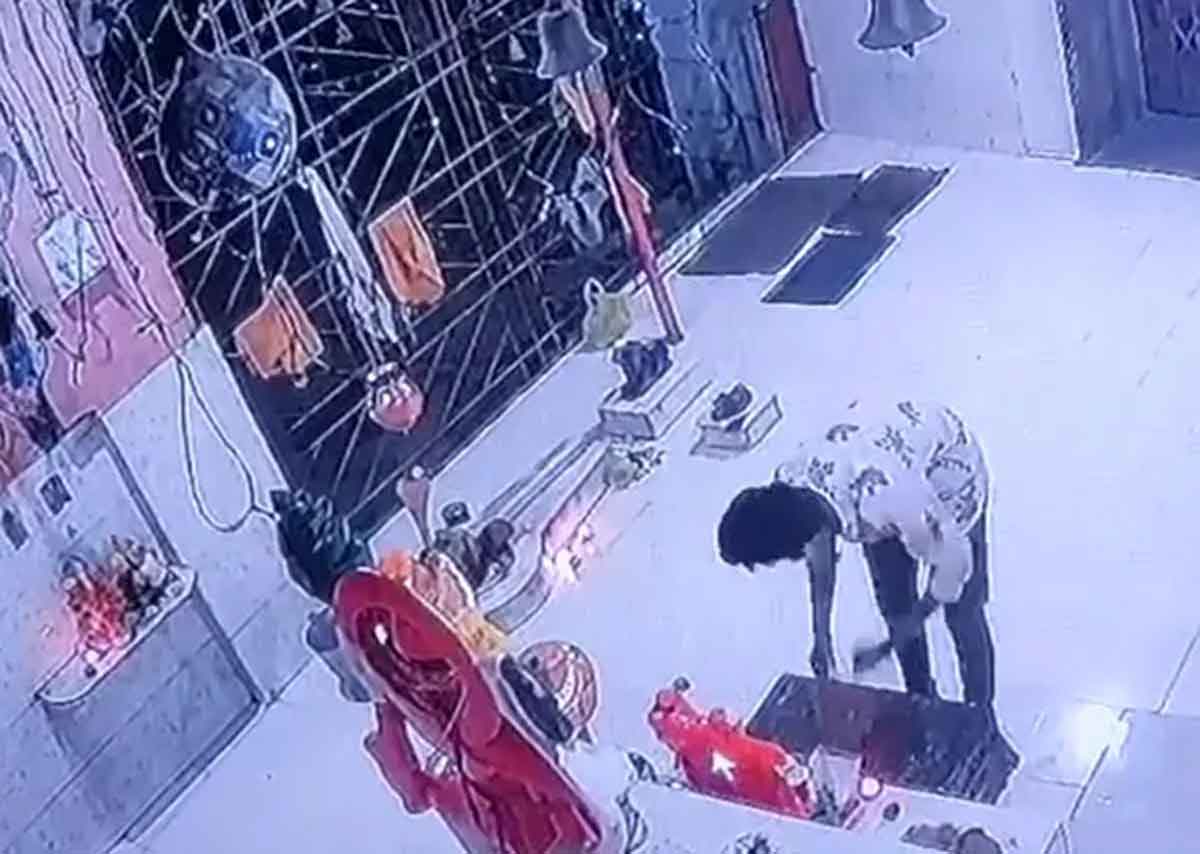 హ‌నుమంతుడి కాళ్ల‌కు మొక్కి మరీ గుడిలోని హుండీని ఎత్తుకెళ్లాడు