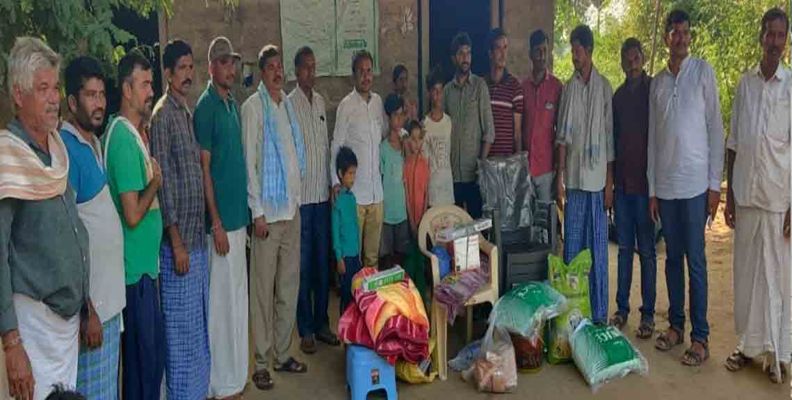 Helping nature | అనాథలకు ఆర్థిక సాయం అందించి  ఔదార్యాన్నిచాటుకున్న వ్యవసాయాధికారులు..