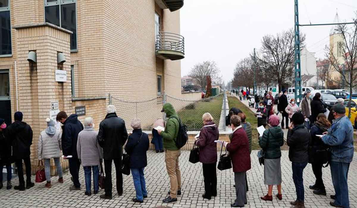 యూరోప్‌లో కోవిడ్ నిర‌స‌న‌లు.. హంగేరిలో వ్యాక్సిన్ కోసం భారీ క్యూలు