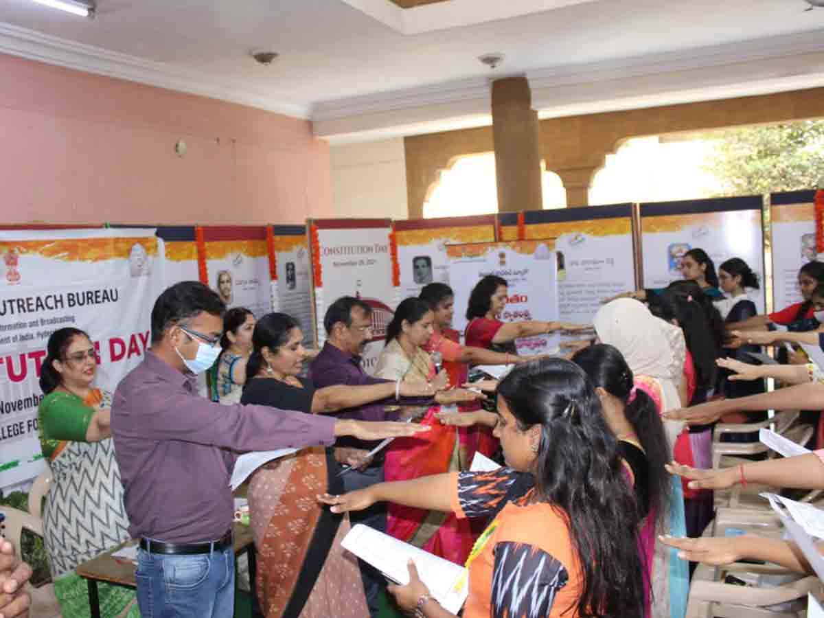 రీజనల్ ఔట్ రీచ్ బ్యూరో అధ్వర్యంలో ఘనంగా రాజ్యాంగ దినోత్సవం
