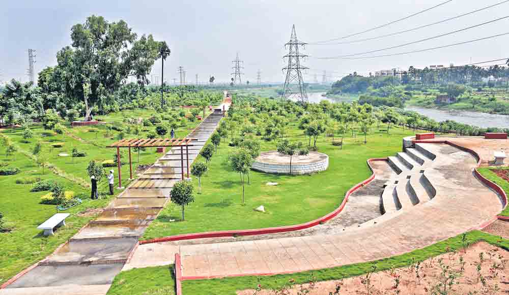 అక్కడే అన్నీ..అభివృద్ధి దండి