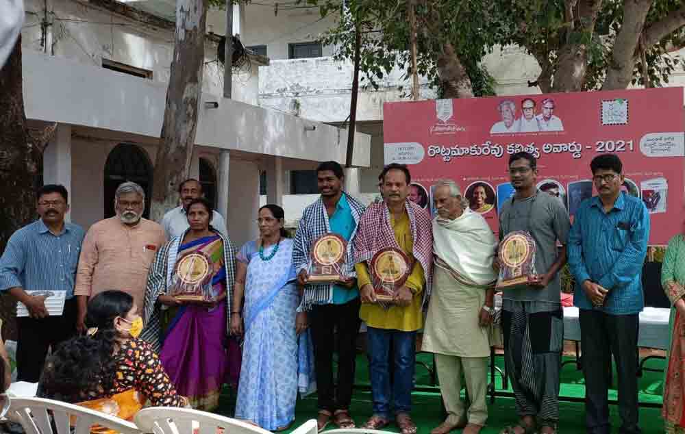 రొట్టమాకురేవు అవార్డుల ప్రదానం