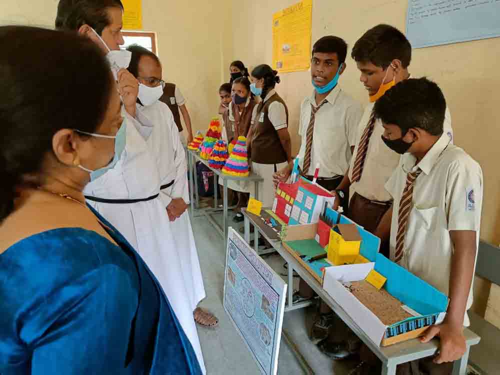 విద్యార్థుల ప్రతిభను గుర్తించాలి