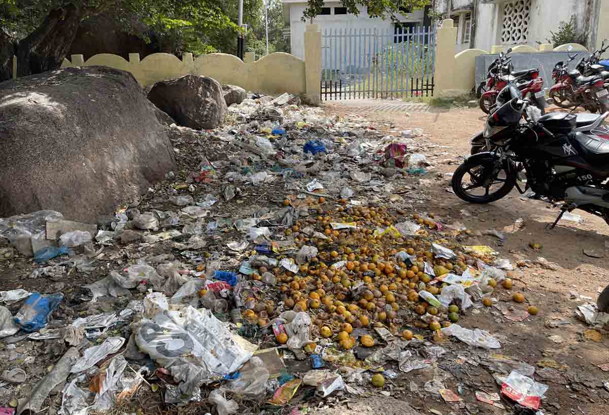 చెత్తను తరలించరూ..