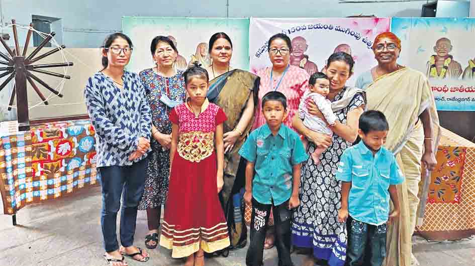 అమ్మలా ఆదరించి.. బాగోగులు చూసి..