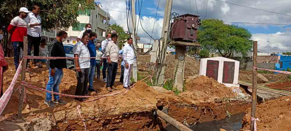 ‘రా’ చెరువు నాలా పనుల పరిశీలన