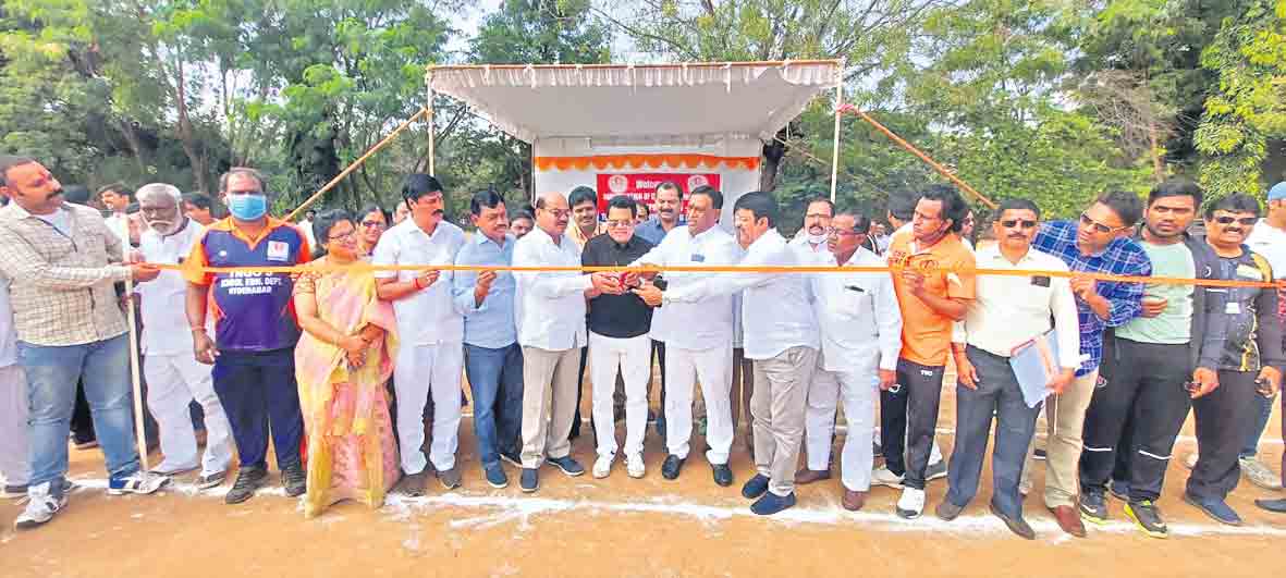 శ్రమించే ఉద్యోగులకు క్రీడలు ఊరట