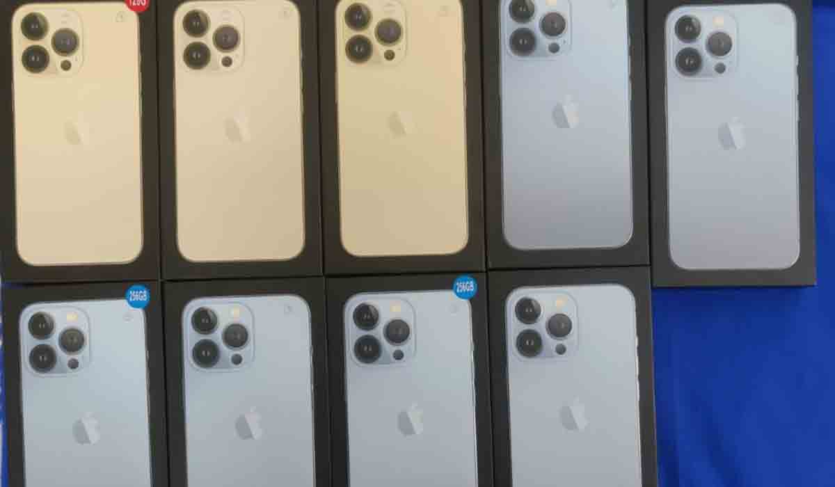 శంషాబాద్ ఎయిర్‌పోర్టులో 9 ఐఫోన్లు స్వాధీనం