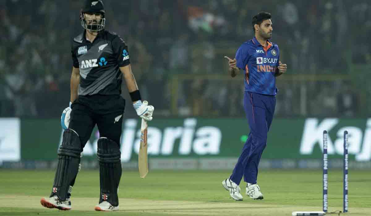 IND vs NZ | మూడో బంతికే వికెట్ తీసిన భువీ.. డారియెల్ మిచెల్‌ అవుట్