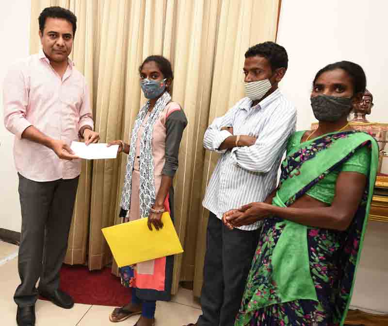 చదువుల తల్లికి కేటీఆర్‌ అండ