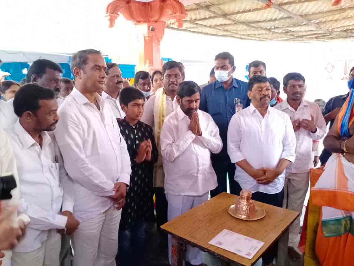 మత్స్యగిరి లక్ష్మీనరసింహస్వామిని దర్శించుకున్న మంత్రి జగదీష్‌రెడ్డి