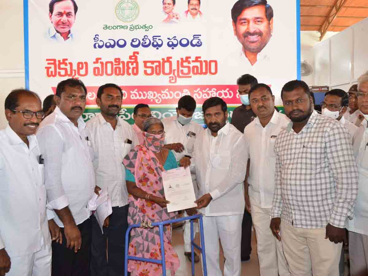 రాజకీయాలకతీతంగా సీఎంఆర్‌ఎఫ్‌ చెక్కులు : మంత్రి జగదీష్ రెడ్డి