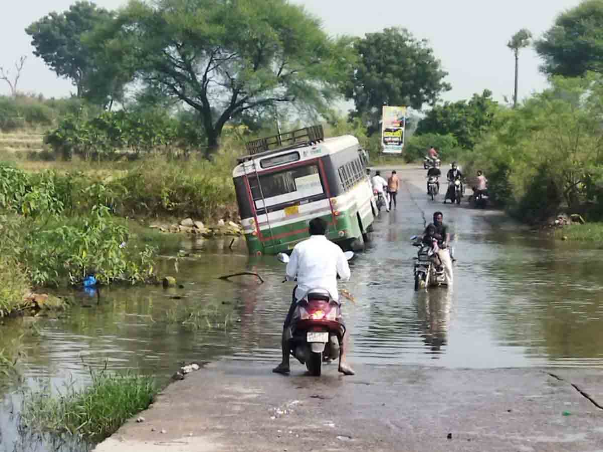 జగిత్యాల జిల్లాలో వాగులోకి దూసుకెళ్లిన ఆర్టీసీ బస్సు