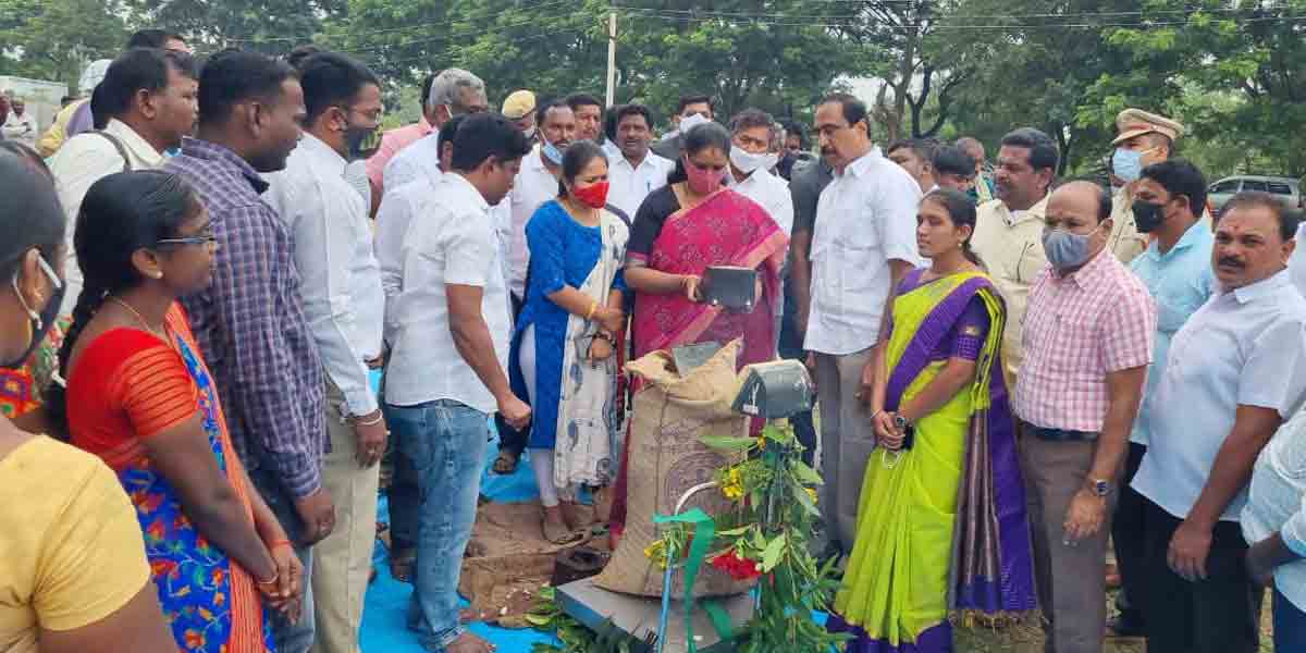 ధాన్యం కొనుగోలు కేంద్రాన్ని ప్రారంభించిన ఎమ్మెల్యే సంజయ్‌