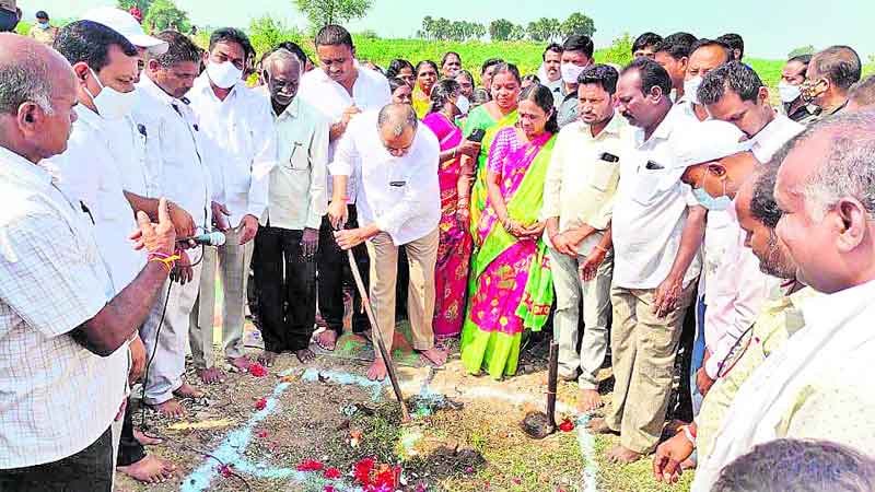 స్వయంఉపాధిపై దృష్టి పెట్టాలి
