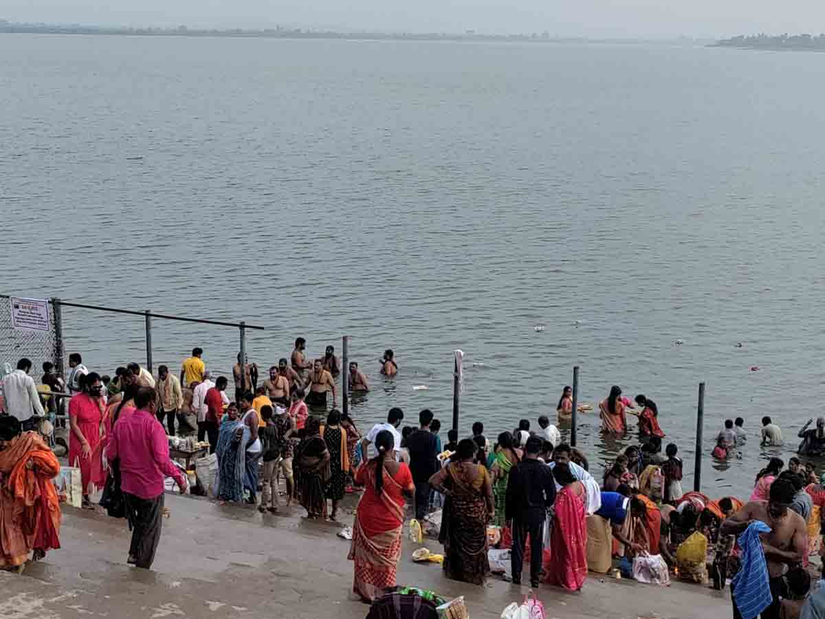 కాళేశ్వర ముక్తీశ్వర స్వామి వారి ఆలయంలో భక్తుల సందడి