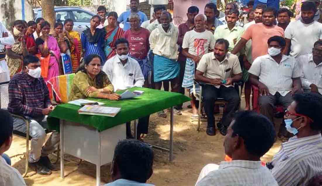 Joint collector | అటవీ భూములను సాగు చేసుకుంటున్న రైతులు పట్టాల కోసం దరఖాస్తు చేసుకోండి : జాయింట్ కలెక్టర్ స్వర్ణలత..