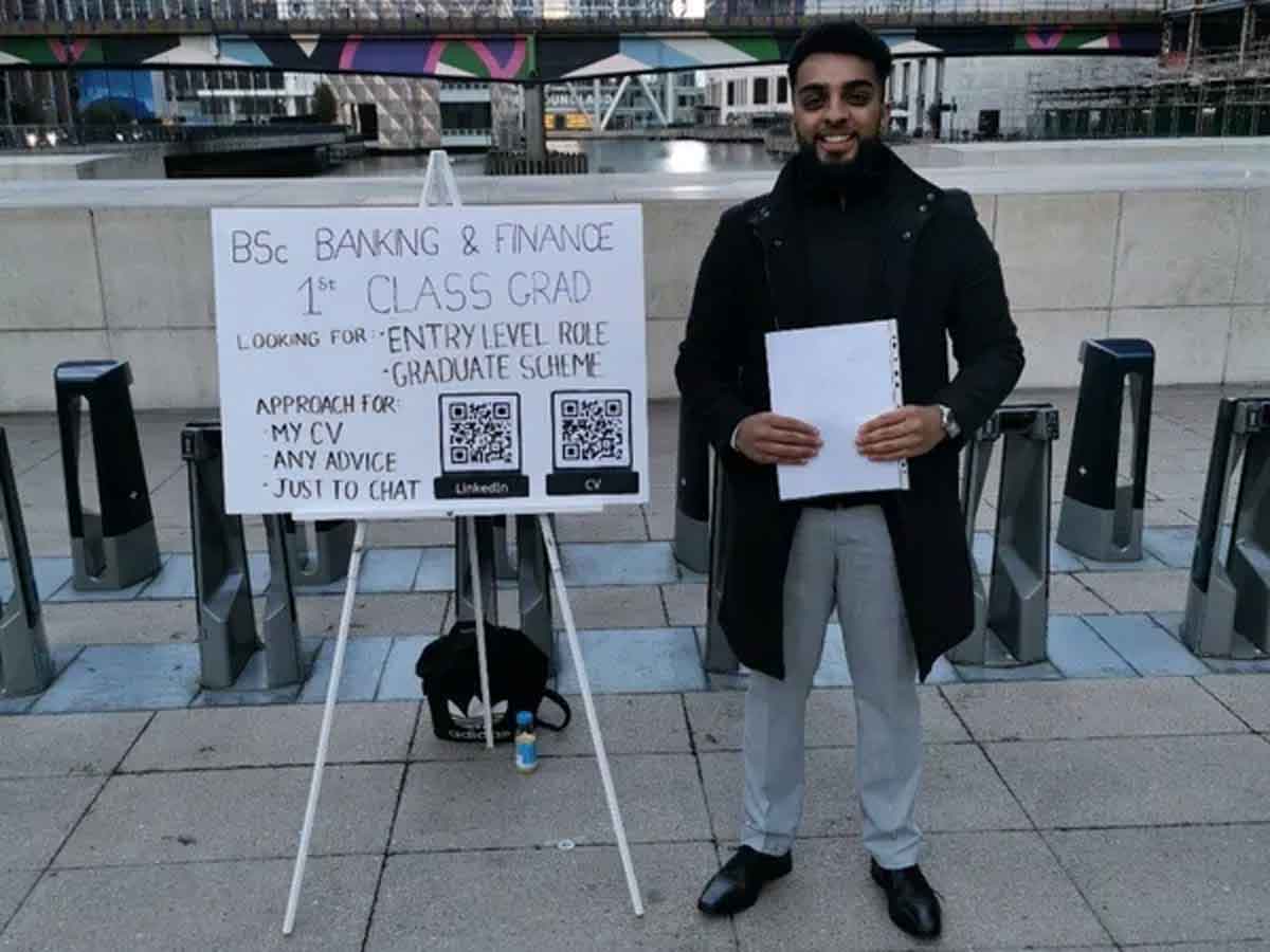 జాబ్ కావాలి.. మెట్రో స్టేష‌న్ వ‌ద్ద రెజ్యూమ్‌తో నిరుద్యోగి.. ఆ త‌ర్వాత ఏం జ‌రిగిందో తెలుసా?