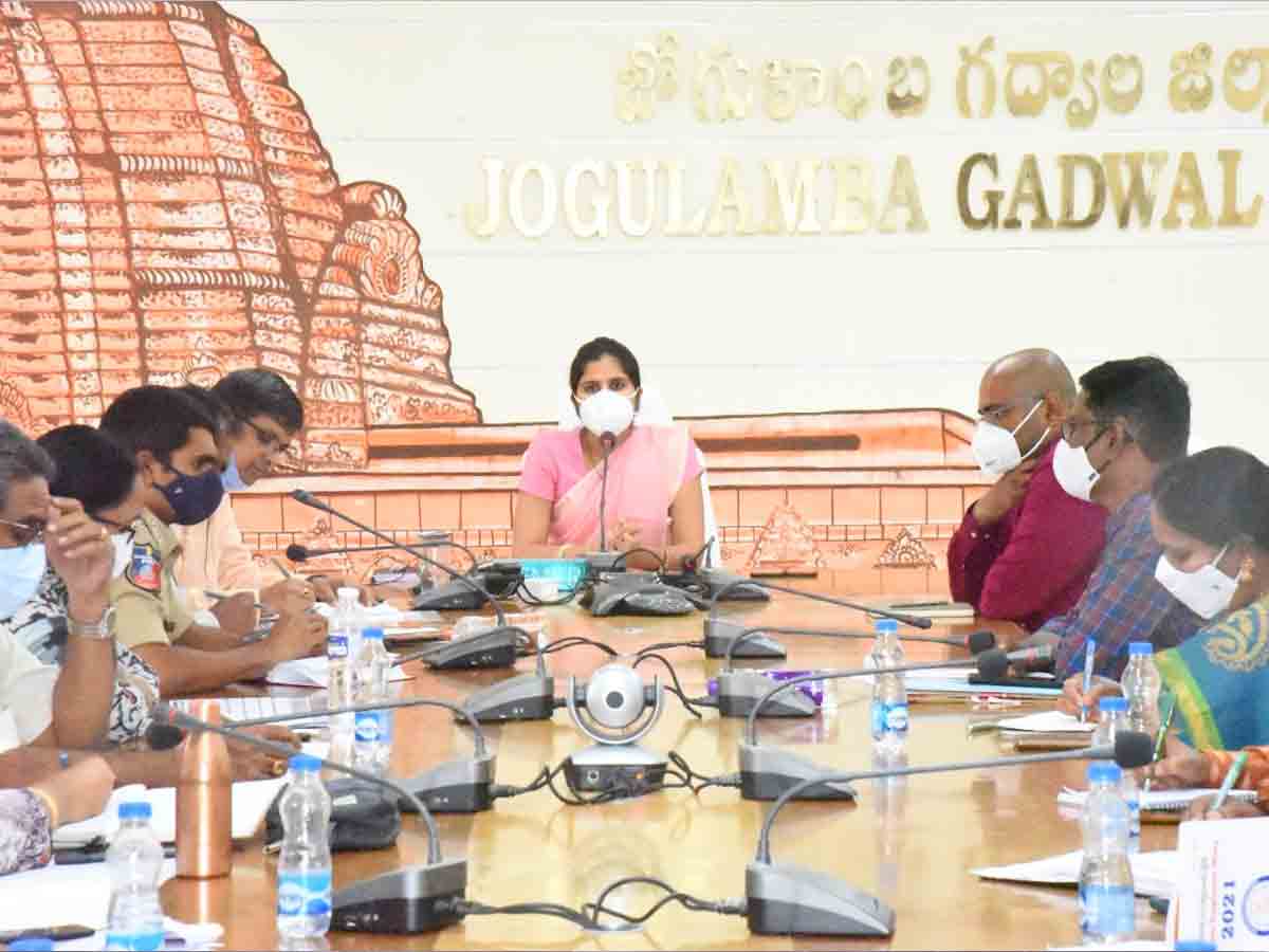 కొవిడ్ వ్యాక్సిన్ వేసుకోని వారిపై దృష్టి పెట్టాలి : కలెక్టర్ క్రాంతి