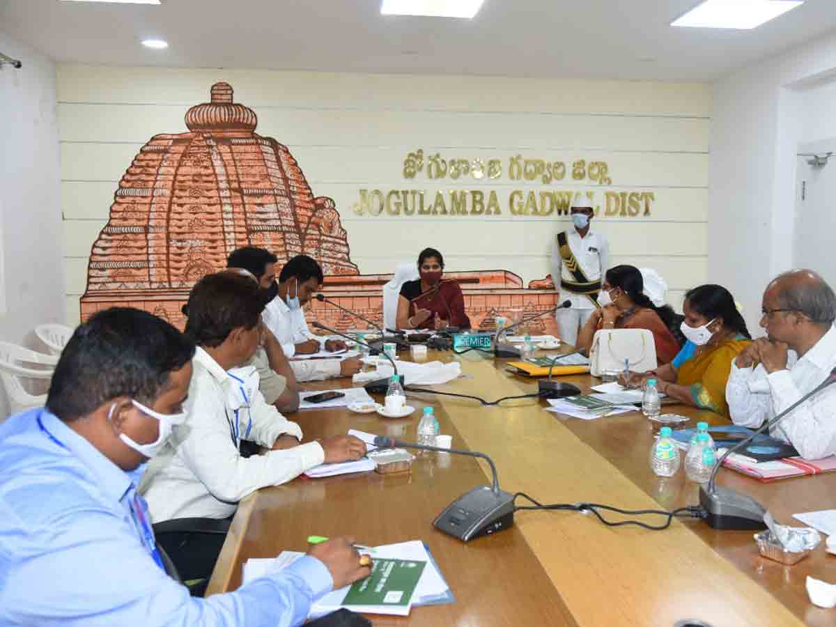 పంట రుణాలు సకాలంలో అందించాలి : కలెక్టర్ క్రాంతి