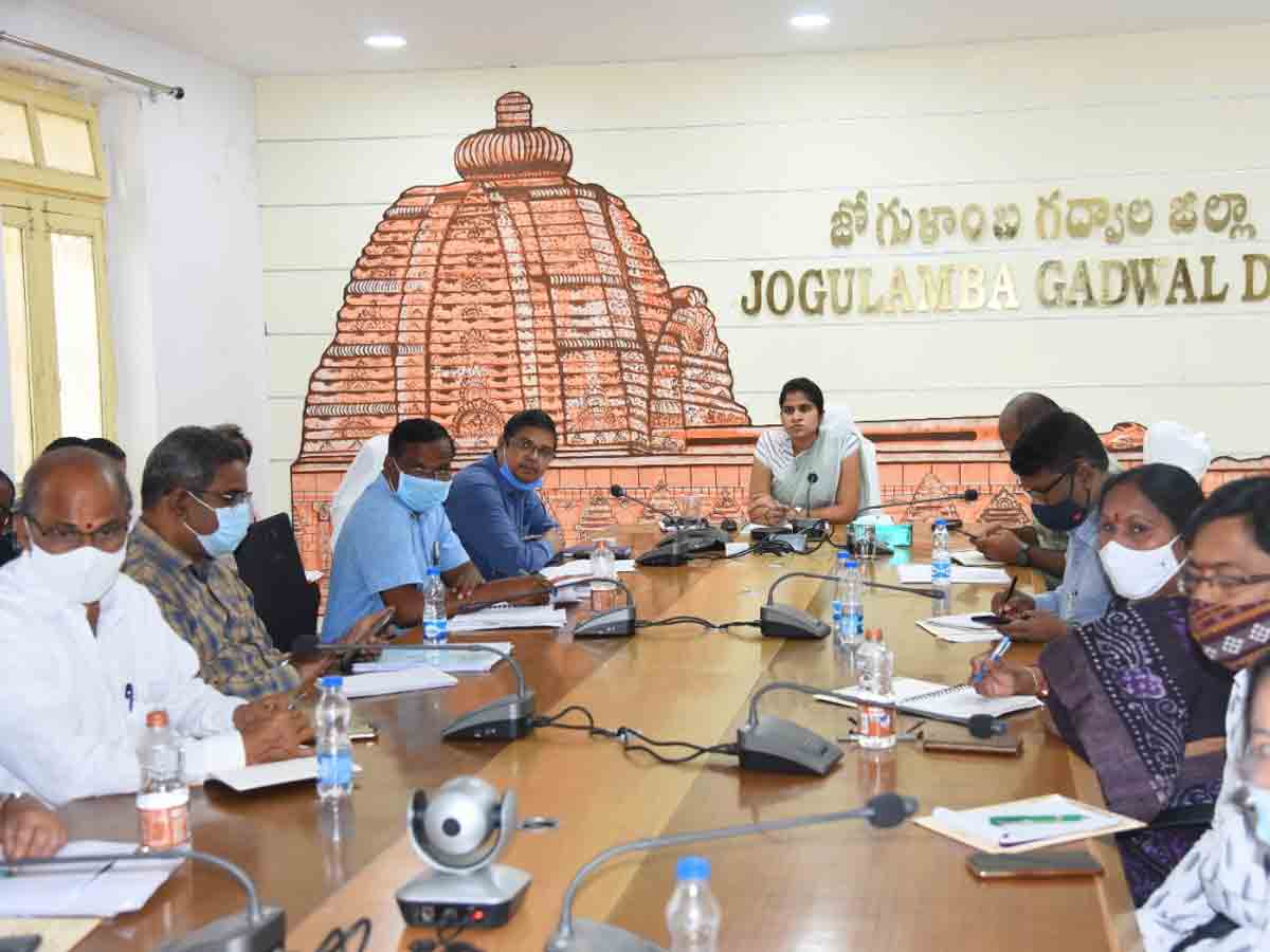 ధరణి పెండింగ్ దరఖాస్తులను వెంటనే పరిష్కరించాలి : కలెక్టర్ క్రాంతి