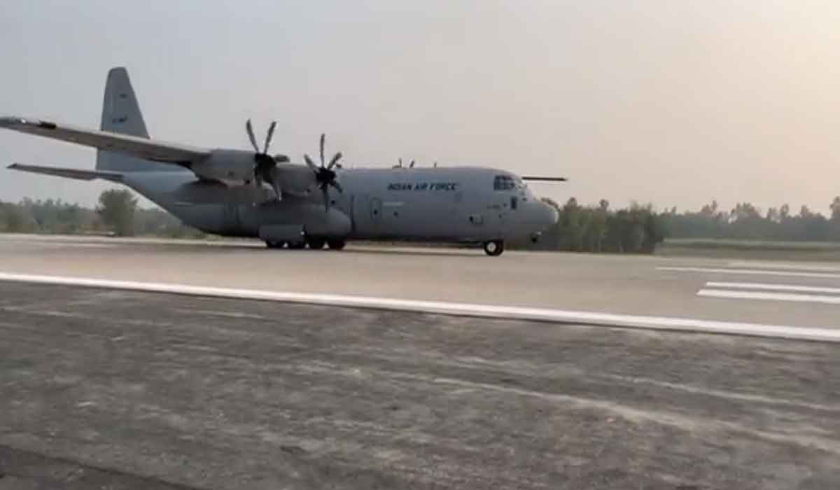 పూర్వాంచ‌ల్ ఎక్స్‌ప్రెస్‌వేపై జంబో విమానంలో మోదీ ల్యాండింగ్‌..