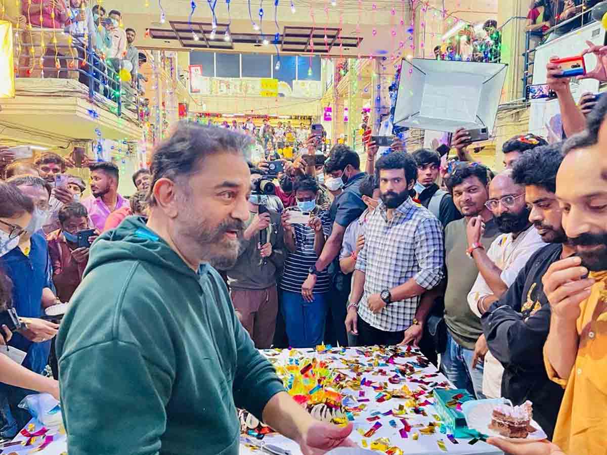 Kamal Hassan: బ‌ర్త్ డే సెల‌బ్రేష‌న్స్ నిర్వ‌హించిన విక్ర‌మ్ టీం.. ఫొటోలు వైర‌ల్