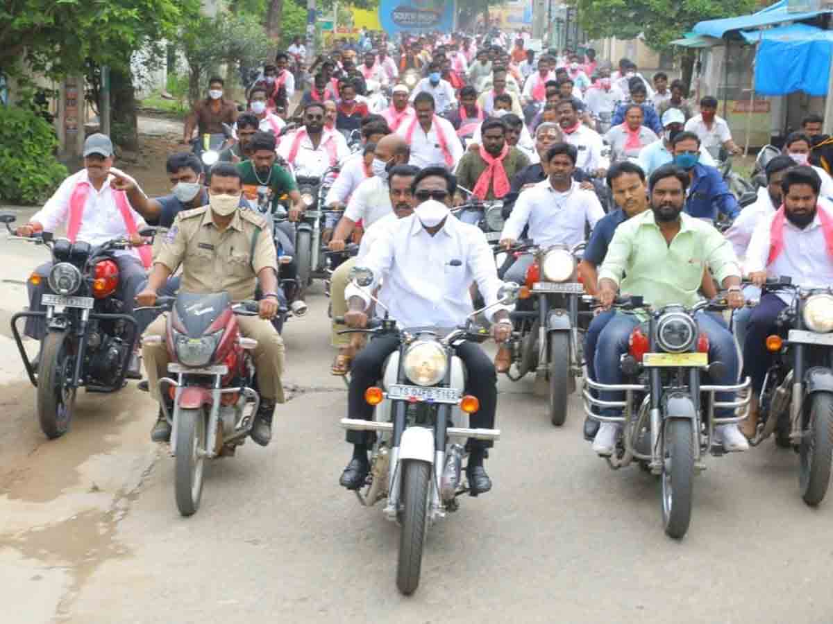 Khammam | బుల్లెట్‌పై తిరుగుతూ..చెక్కులు పంచుతూ