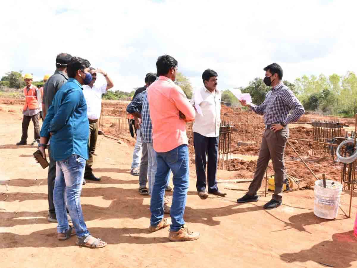మెడికల్ కాలేజీ పనులు వేగవంతం చెయ్యాలి : కలెక్టర్ అనుదీప్