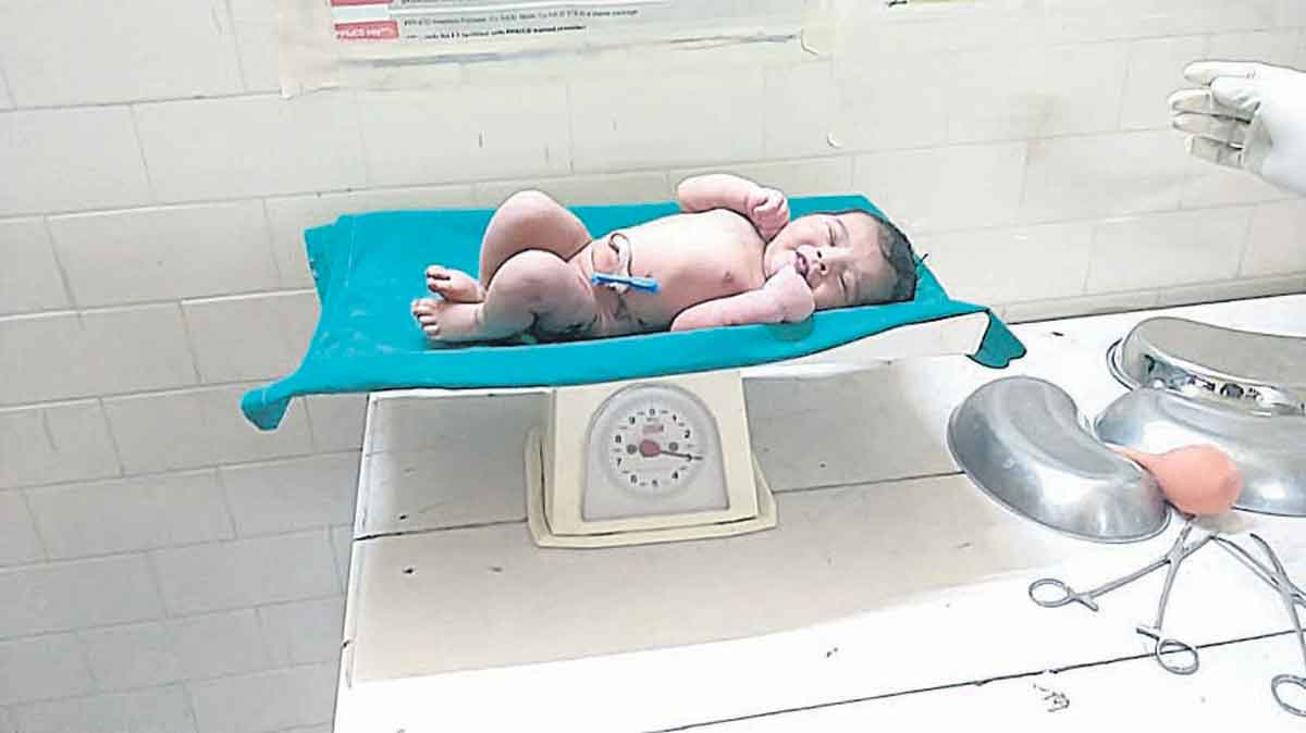 నడిరోడ్డుపై పసిపాప