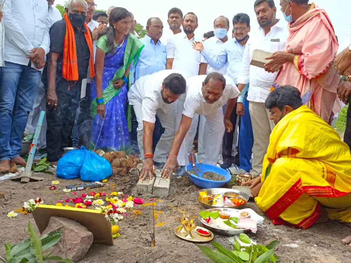 అంబేద్కర్ విజ్ఞాన కేంద్రానికి భూమి పూజ చేసిన మంత్రి కొప్పుల