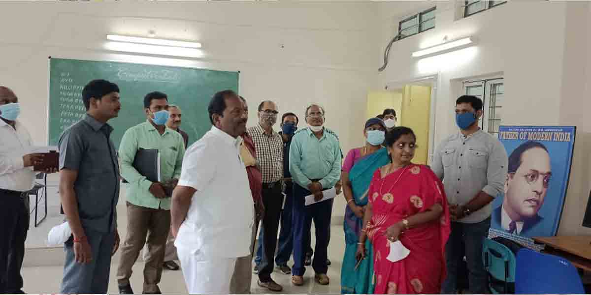 గురుకుల పాఠశాలలను ఆకస్మికంగా తనిఖీ చేసిన మంత్రి కొప్పుల