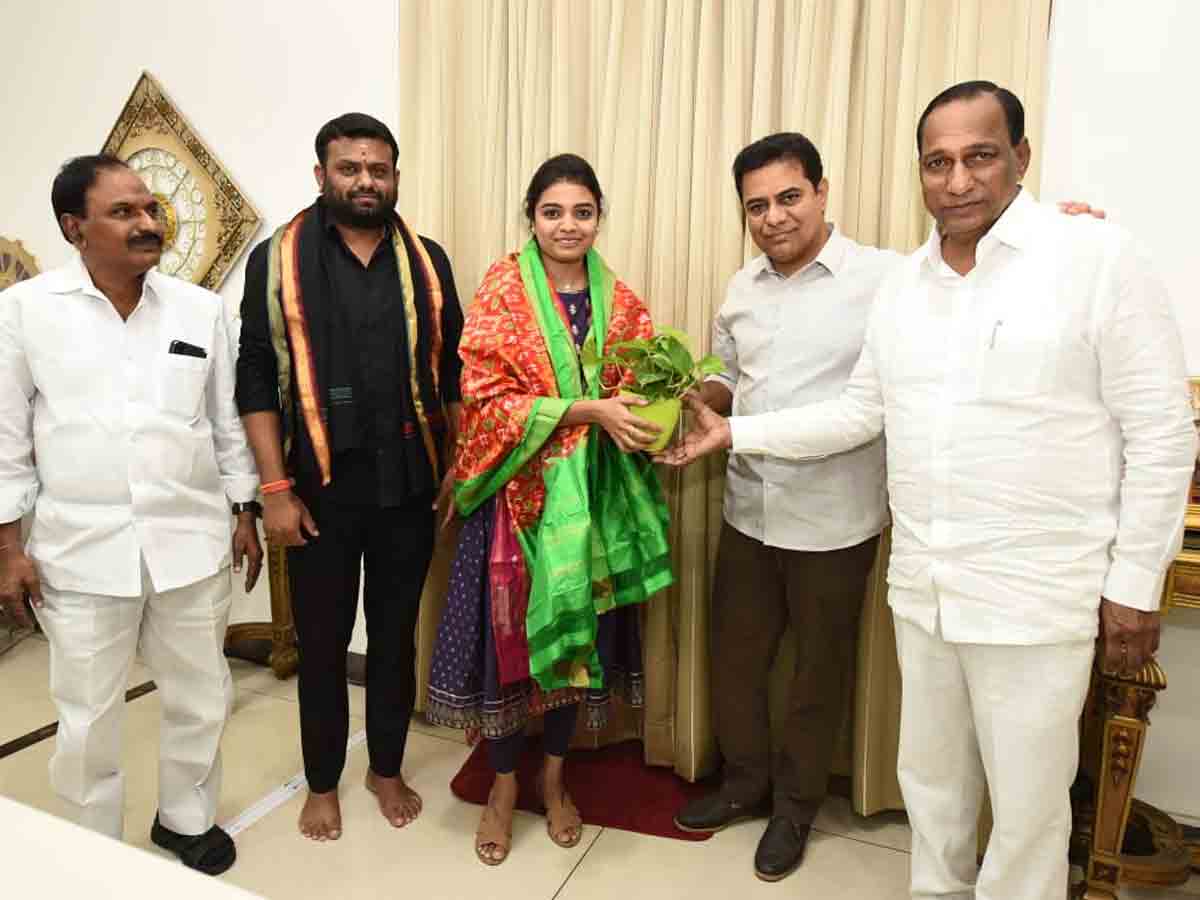 సివిల్స్‌ ర్యాంకర్‌ను సన్మానించిన మంత్రి కేటీఆర్‌