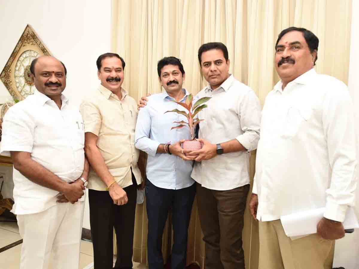 KTR | మంత్రి కేటీఆర్‌ను కలిసిన ఎమ్మెల్సీ పోచంపల్లి