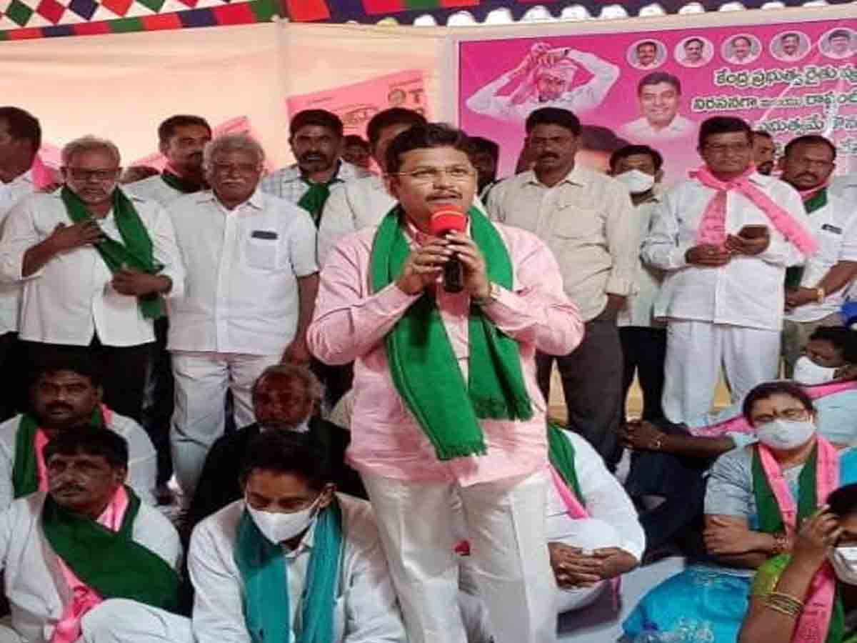 Khammam | కేంద్ర ప్రభుత్వ రైతు వ్యతిరేక విధానాలకు నిరసనగా లింగాల కమల్ రాజు ఆధ్వర్యంలో ధర్నా..