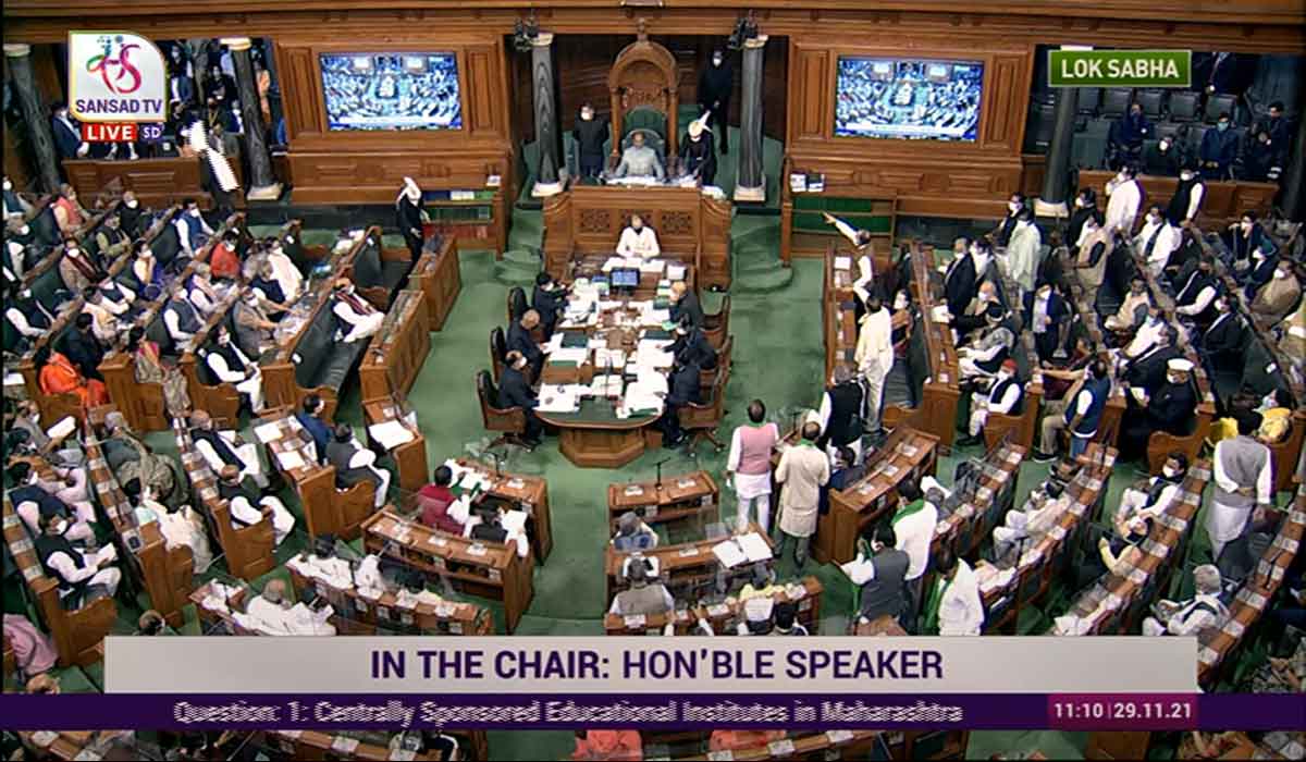 లోక్‌స‌భ‌లో టీఆర్ఎస్ ఎంపీల ఆందోళ‌న‌.. స్పీక‌ర్‌ పోడియం వ‌ద్ద నినాదాలు