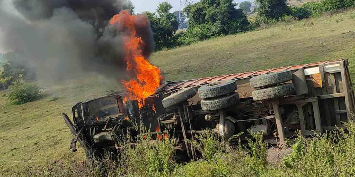 Crime news | విద్యుత్ స్తంభాన్ని ఢీకొని దగ్ధమైన ఇసుక లారీ