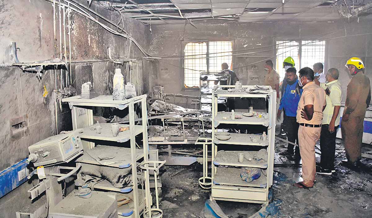 ఐసీయూలో 11 మంది ఆహుతి