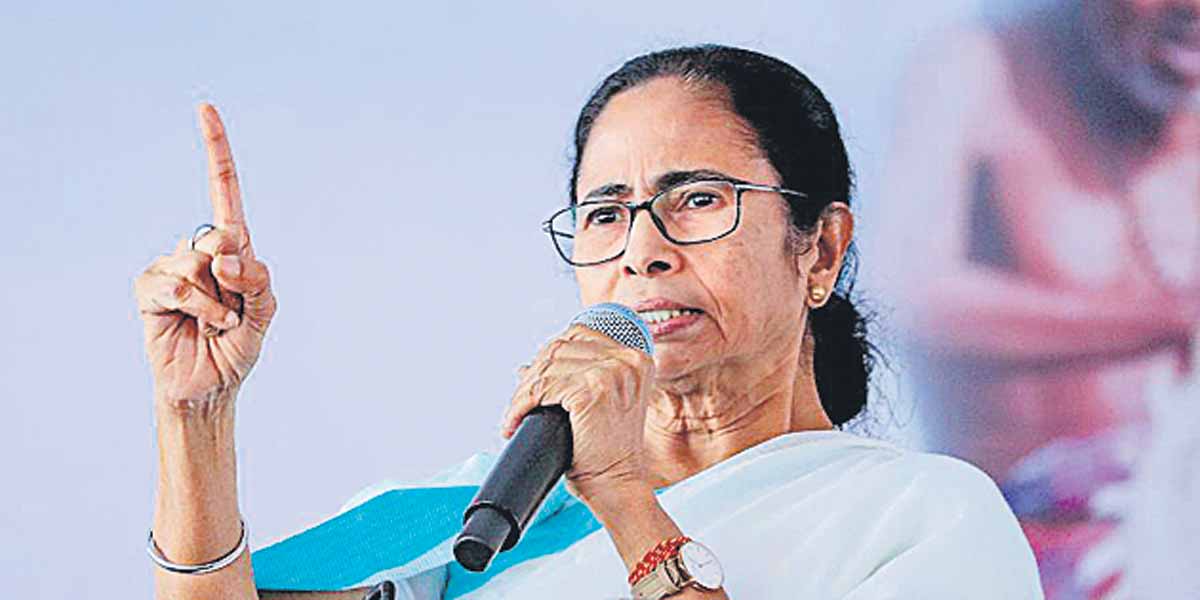 జాతీయ గీతాన్ని అగౌరవపరిచారంటూ… సీఎం మమతకు కోర్టు సమన్లు