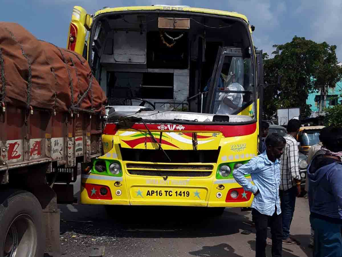 Manchiryala | లారీని ఢీ కొట్టిన పెండ్లి బృందం బస్సు..