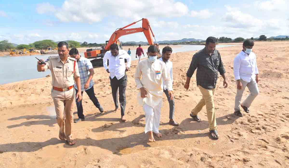 మానేరు వాగులో గాలింపు ముమ్మరం చేయండి.. ఆదేశించిన కేటీఆర్