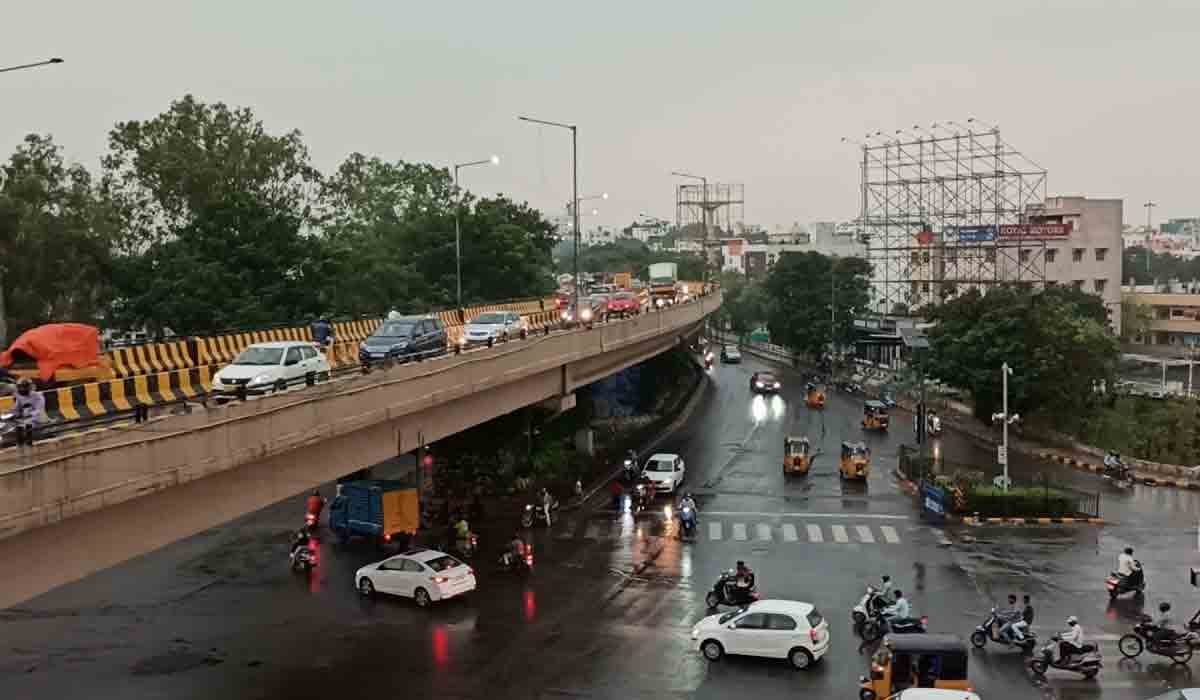 Masab tank | ట్రావెల్స్‌ బస్సుపై పడిన ఎలక్ట్రిక్‌ పోల్‌