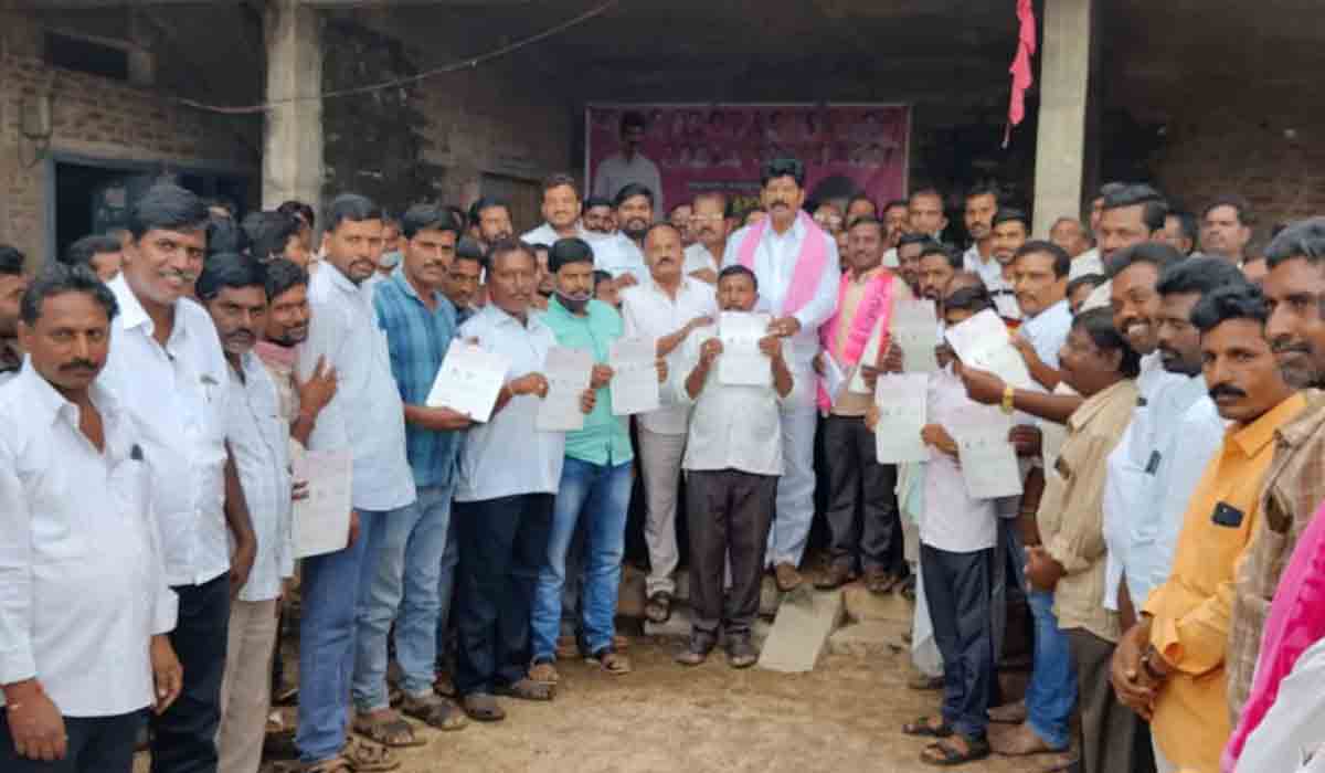 సీఎంఆర్ఎఫ్ చెక్కులు పంపిణీ చేసిన ఎమ్మెల్యే శంకర్ నాయక్