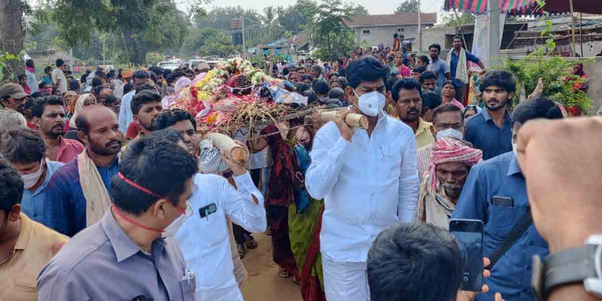 పార్టీ కార్యకర్త పాడె మోసిన ఎమ్మెల్యే శంకర్‌ నాయక్‌