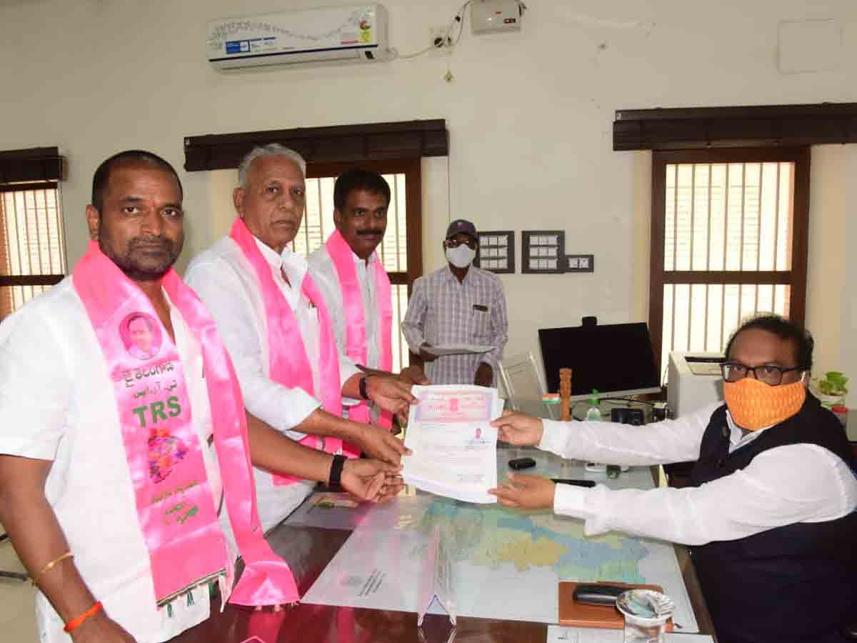 స్థానిక సంస్థల ఎమ్మెల్సీ స్థానాలకు టీఆర్ఎస్ అభ్యర్థుల నామినేషన్లు