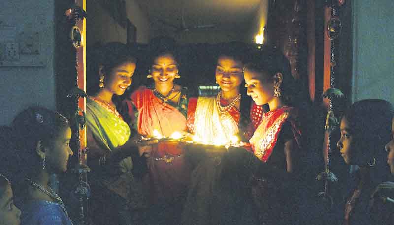 వెలుగుల కేళీ.. దీపావళి..